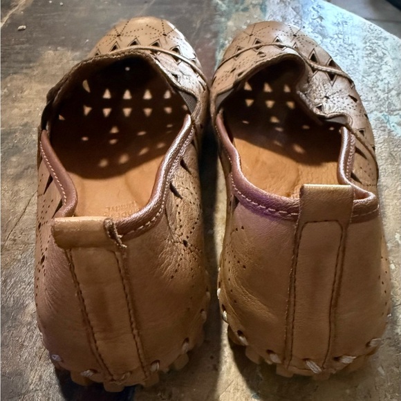 Spring Step Tan Leather flats with Cutout Design - Picture 4 of 7